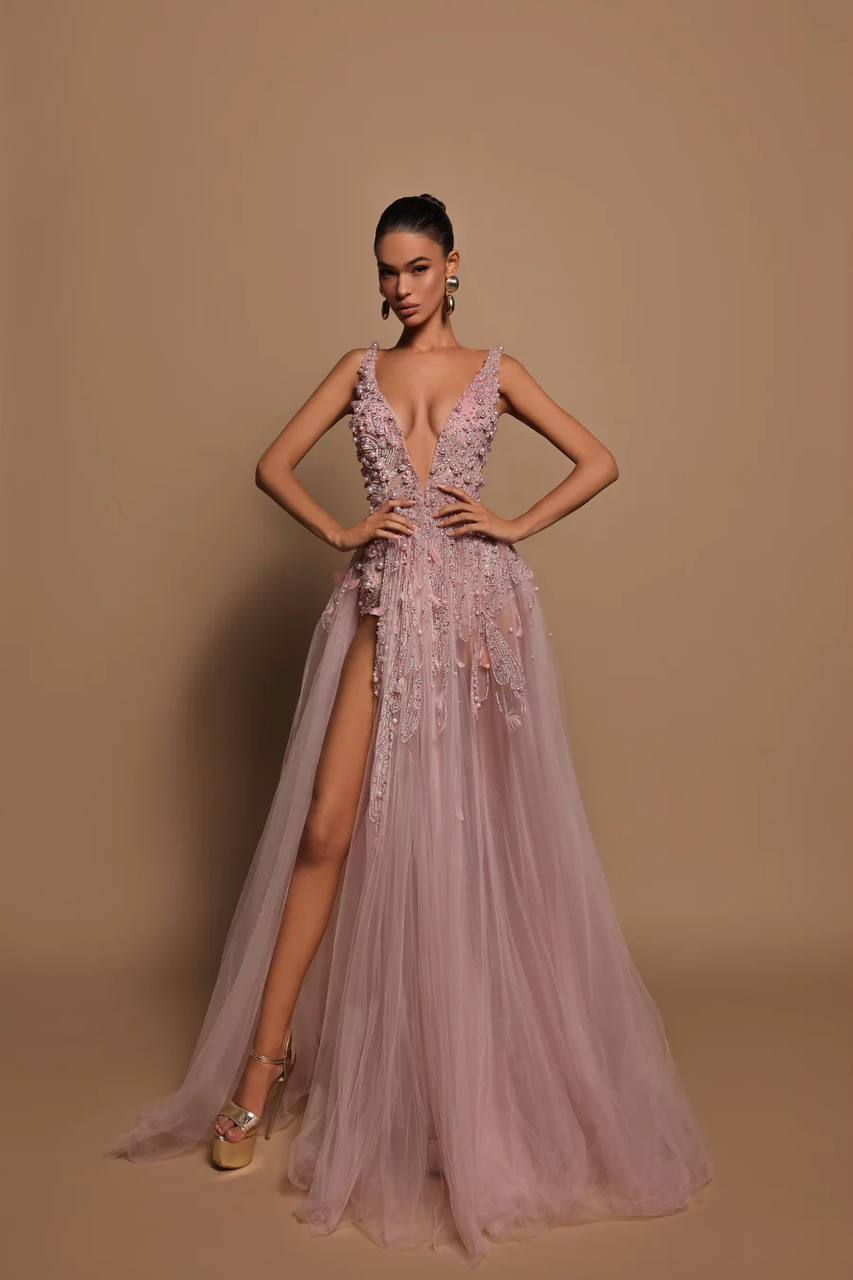 Вечернее платье в пол в нежно розовом цвете.